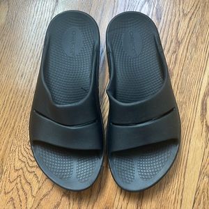 OOFOS Black OOahh slides